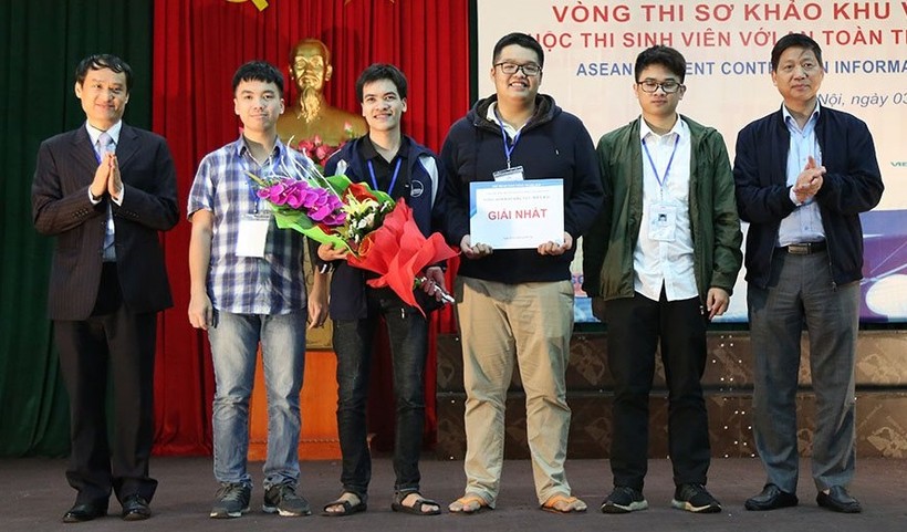 Đội Just ∫du It! gồm 4 sinh viên Đại học Công nghệ - Đại học Quốc gia Hà Nội nhận giải Nhất khu vực miền Bắc cuộc thi “Sinh viên với An toàn thông tin ASEAN 2019".