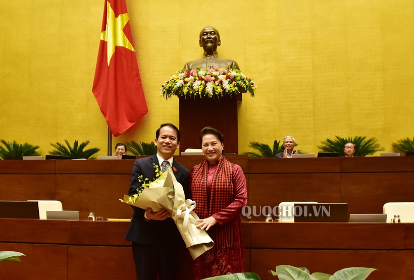 Chủ tịch Quốc hội Nguyễn Thị Kim Ngân chúc mừng ông Hoàng Thanh Tùng.