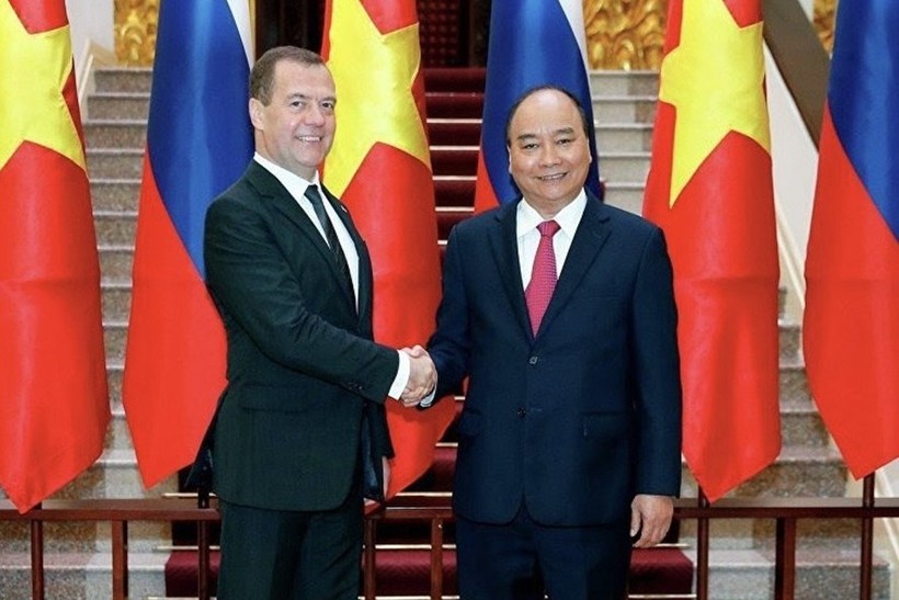 Thủ tướng Nguyễn Xuân Phúc đón Thủ tướng Dmitry Medvedev trong chuyến thăm chính thức Việt Nam, tháng 11.2018. Ảnh: Sputnik.