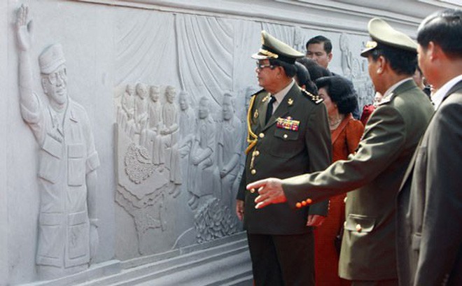 Thủ tướng Campuchia Hun Sen (giữa) và bức phù điêu khắc hình của ông trên tường Đài Tưởng niệm Thắng Thắng trong lễ khánh thành tại làng Prek Ta Sek, ngoại ô Phnom Penh - Campuchia, vào ngày 29-12-2018 Nguồn: AP