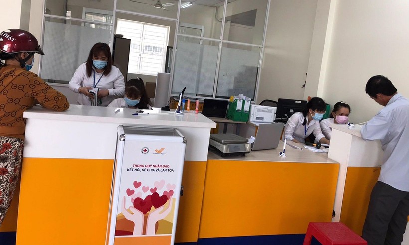 Các bộ, nhân viên, người lao động tại Bưu điện tỉnh Long An thực hiện nghiêm công tác phòng chống dịch bệnh Corona. Ảnh: KM.
