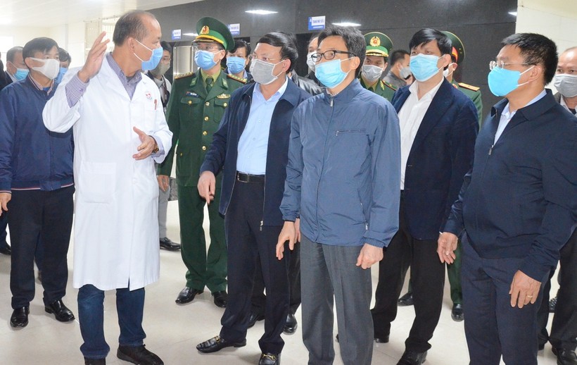 Phó Thủ tướng Chính phủ Vũ Đức Đam kiểm tra công tác chuẩn bị, các điều kiện phòng, chống dịch tại Bệnh viện cách ly đặc biệt TP Móng Cái. Ảnh: Nguyễn Thanh.