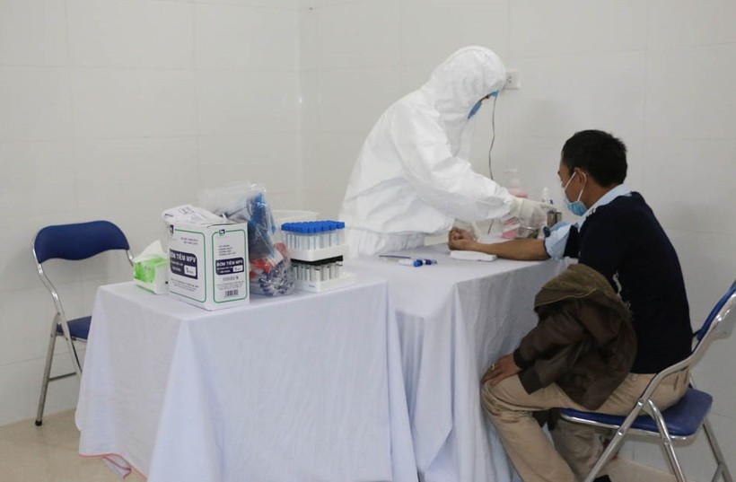 Bệnh nhân được bác sĩ Bệnh viện Cách ly đặc biệt TP Móng Cái thăm khám, lấy mẫu máu gửi đi xét nghiệm. Ảnh: website tỉnh Quảng Ninh.