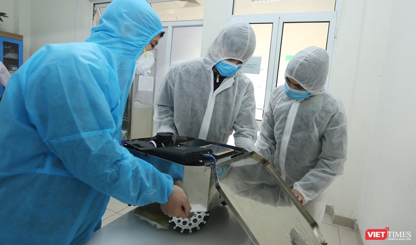 Các nhà khoa học Việt nghiên cứu chế tạo robot lau sàn, khử khuẩn trong hơn 2 tuần.
