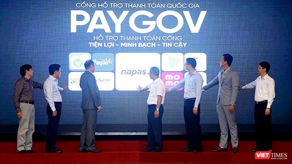 Thứ trưởng Bộ TT&TT Nguyễn Thành Hưng và các đại biểu thực hiện nghi thức ra mắt Cổng hỗ trợ thanh toán quốc gia PayGov. Ảnh: H.Phương.