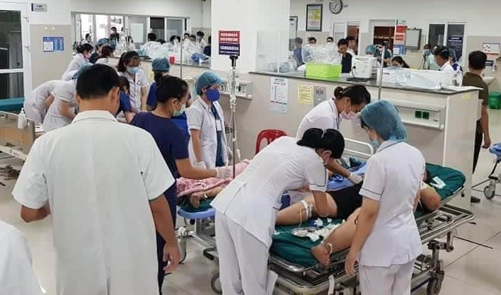 Quang cảnh khẩn trương cấp cứu người bị nạn tại Bệnh viện Hữu nghị Việt Nam – Cu Ba, Đồng Hới. Ảnh: FB Dương Sông Lam.