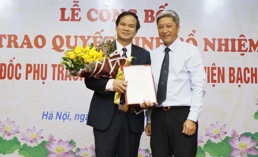 Thứ trưởng Bộ Y tế Nguyễn Trường Sơn  trao quyết định bổ nhiệm PGS.TS Đào Xuân Cơ. Ảnh: bachmai.gov.vn.
