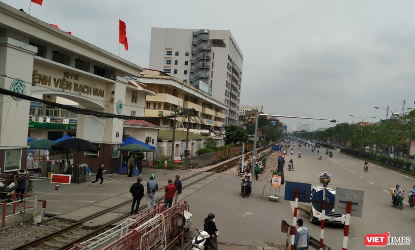 Khu vực cổng chính Bệnh viện Bạch Mai.