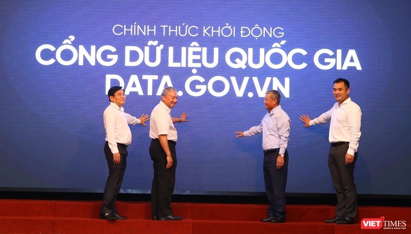 Thứ trưởng Nguyễn Thành Hưng và các đại biểu chính thức khởi động Cổng dữ liệu quốc gia data.gov.vn. 