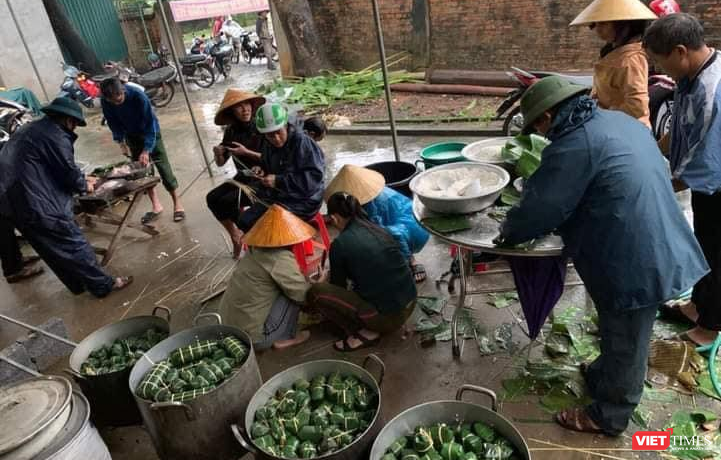 Nhiều nơi ở Nghệ An đang gói bánh chưng gửi vào bà con vùng lũ.