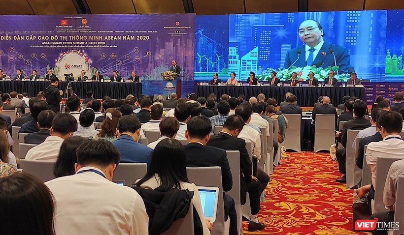 Thủ tướng Nguyễn Xuân Phúc phát biểu tại Diễn đàn cấp cao Đô thị thông minh ASEAN năm 2020. Ảnh: Anh Lê. 