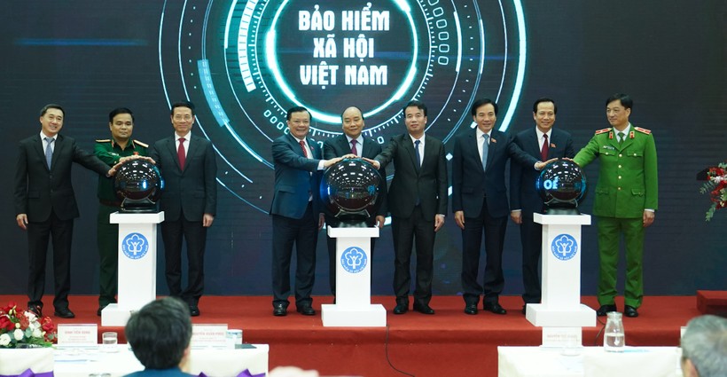 Thủ tướng Nguyễn Xuân Phúc bấm nút công bố ứng dụng 'Bảo hiểm xã hội số' trên thiết bị di dộng. Ảnh: VGP.