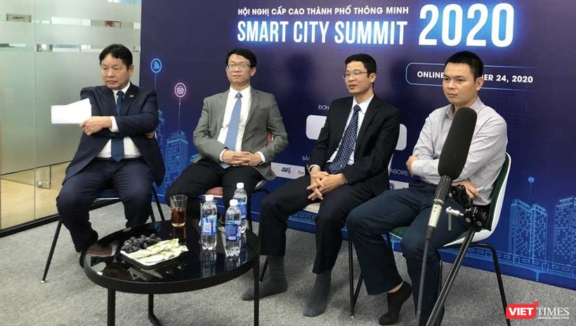 Chủ tịch VINASA Trương Gia Bình (bìa trái) nhấn mạnh, đô thị thông minh là giải pháp tối ưu giải quyết các vấn đề của đô thị hóa đang diễn ra rất nhanh chóng.