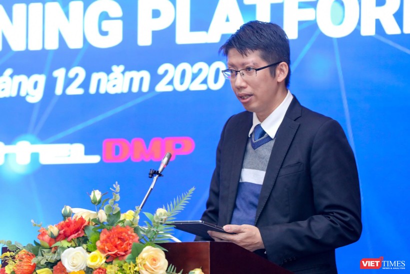 Ông Đặng Đức Thảo - Phó Giám đốc Trung tâm không gian mạng Viettel giới thiệu về nền tảng khai phá dữ liệu đầu tiên của người Việt.