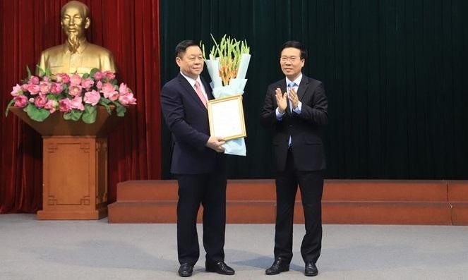 Thường trực Ban Bí thư Võ Văn Thưởng trao quyết định cho ông Nguyễn Trọng Nghĩa.