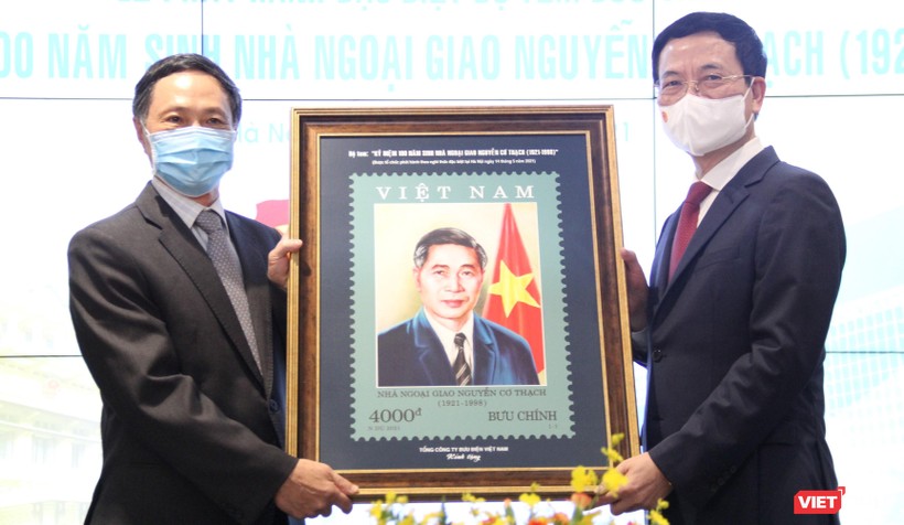 Bộ trưởng Bộ TT&TT Nguyễn Mạnh Hùng trao tặng bức ảnh cho đại diện gia đình đồng chí Nguyễn Cơ Thạch