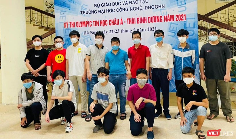 Đội tuyển Việt Nam tham dự kỳ thi APIO 2021.