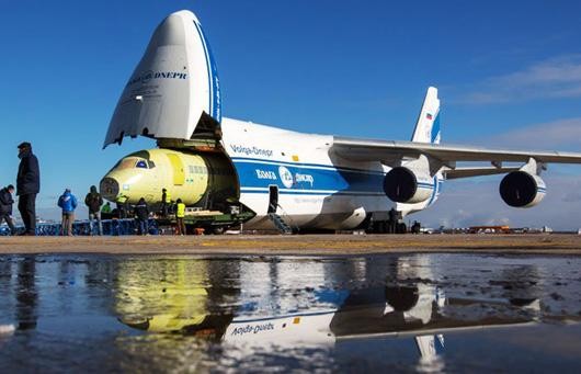 Quá trình bốc dỡ tiêu bản 1 chiếc Superjet trên An-124 “Ruslan”.