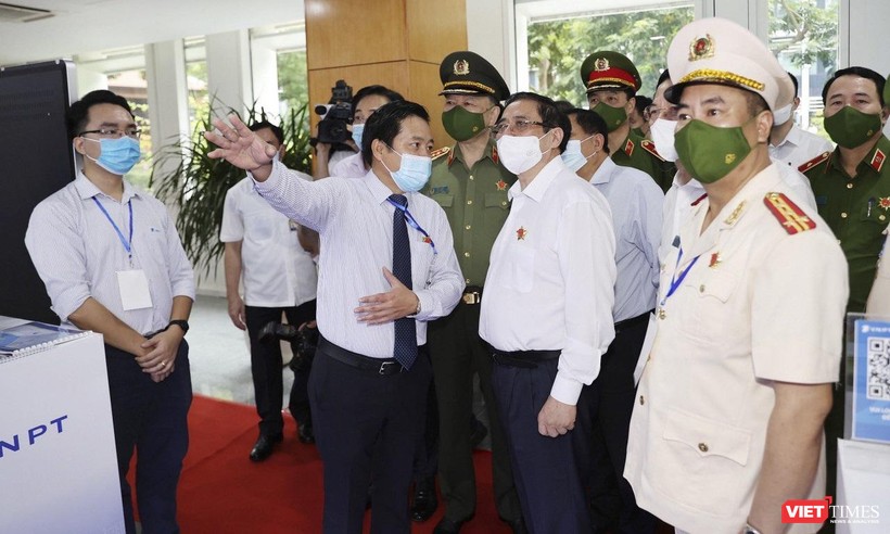 Thủ tướng Chính phủ Phạm Minh Chính nghe giới thiệu về các công nghệ định danh, xác thực điện tử IDP của VNPT.