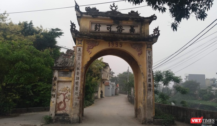 Cổng làng Khúc Thủy - ngôi làng nhỏ từ hơn ngàn năm trước là Trang Khúc Thủy với dinh thự của vua, quan và từng là ngôi làng giàu có một thời.
