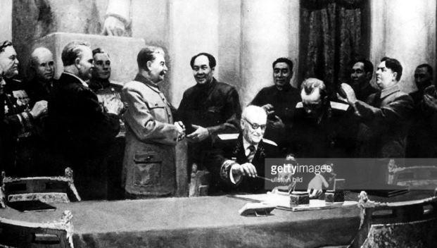 Mao Trạch Đông cả đời chỉ ra nước ngoài có hai lần và cả 2 lần đều đến Liên Xô. Trong đó, lần đầu tiên là vào tháng 12/1949, Mao Trạch Đông gặp Stalin ký “Hiệp ước Hữu hảo đồng minh hỗ trợ Trung Quốc-Liên Xô”.