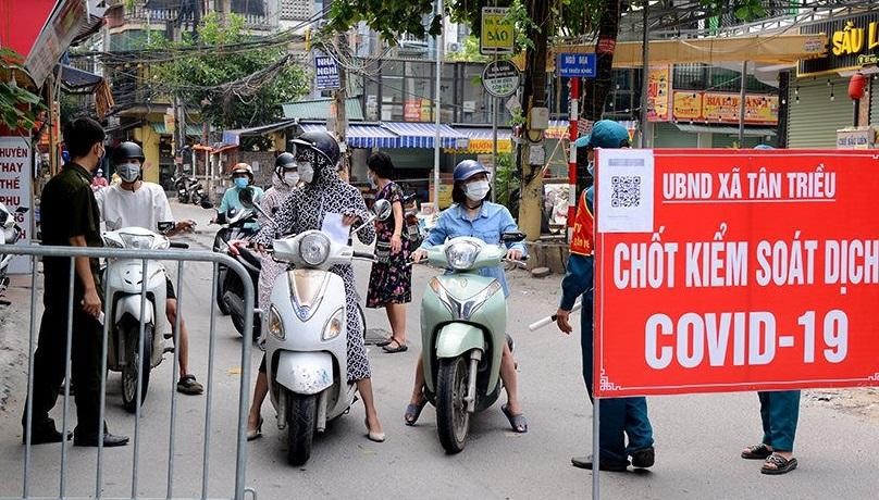 Nhiều quận, huyện của Hà Nội đã lập chốt kiểm soát người và phương tiện ra đường không có lý do.