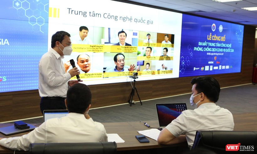 Thứ trưởng Nguyễn Huy Dũng giới thiệu về Trung tâm công nghệ phòng, chống dịch COVID-19 Quốc gia.