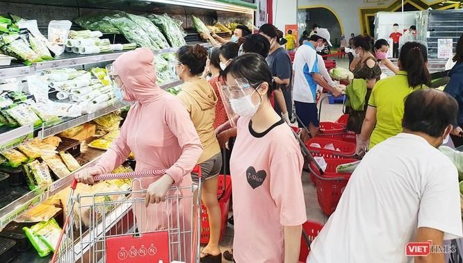 Theo lãnh đạo CDC Hà Nội, có những người dân ở khu phong toả vẫn đi chợ, đi siêu thị khiến cho tình hình chống dịch còn phức tạp.