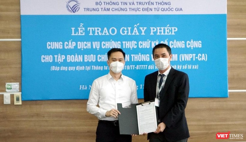 Ông Nguyễn Thiện Nghĩa - PGĐ Giám đốc phụ trách Trung tâm Chứng thực điện tử Quốc gia trao giấy phép cho đại diện VNPT.
