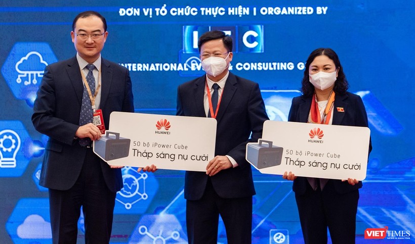 Huawei Việt Nam trao tặng 100 bộ thiết bị trạm sạc dự phòng di động.