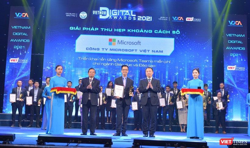 Ông Phùng Việt Thắng, Giám đốc Kinh Doanh Microsoft Việt Nam vinh dự nhận giải thưởng.