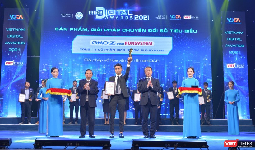 Ông Đào Bảo Linh - Trưởng phòng Nghiên cứu và phát triển Trí tuệ nhân tạo của GMO-Z.com RUNSYSTEM - đại diện công ty lên nhận giải thưởng này.