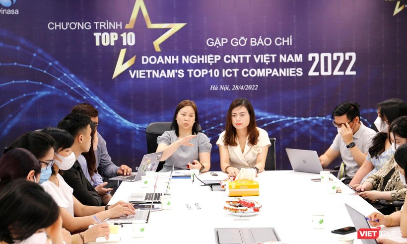 Bà Nguyễn Thị Thu Giang, Phó Chủ tịch kiêm Tổng thư ký VINASA chia sẻ với báo chí về chương trình "Top 10 doanh nghiệp CNTT Việt Nam" năm 2022.