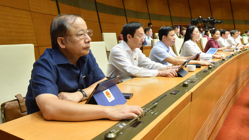 Đại biểu biểu quyết thông qua Nghị quyết Thành lập Đoàn giám sát chuyên đề của Quốc hội năm 2023. Ảnh: Quochoi.vn