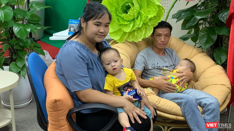 Vợ chồng chị Nông Thị Quỳnh và anh Ma Văn Toàn (người Tày) rạng ngời hạnh phúc đón hai bé sinh đôi sau 7 năm mong mỏi.