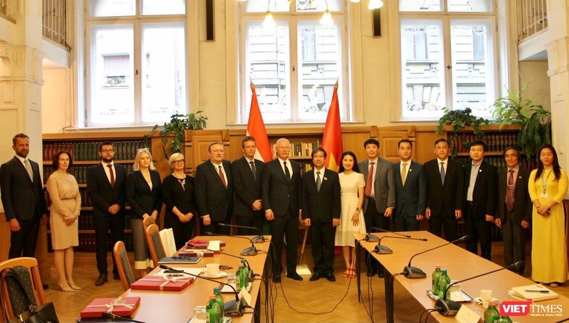 Các đại biểu tham gia buổi làm việc của Bộ trưởng Bộ Giáo dục và Đào tạo Việt Nam và Bộ trưởng Bộ Văn hóa và Đổi mới Hungary (ngày 28/6).