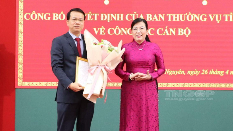 Ông Dương Văn Lượng nhận Quyết định và hoa chúc mừng từ Bí thư Thành ủy Thái Nguyên Nguyễn Thanh Hải tại lễ công bố quyết định luân chuyển, chỉ định ông giữ chức vụ Bí thư Thành ủy Thái Nguyên (ngày 24/6/2022).