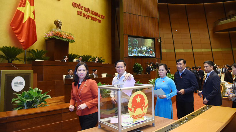 Các đại biểu Quốc hội bỏ phiếu kín về việc miễn nhiệm Bộ trưởng Bộ GTVT Nguyễn Văn Thể và Tổng Kiểm toán Nhà nước Trần Sỹ Thanh.