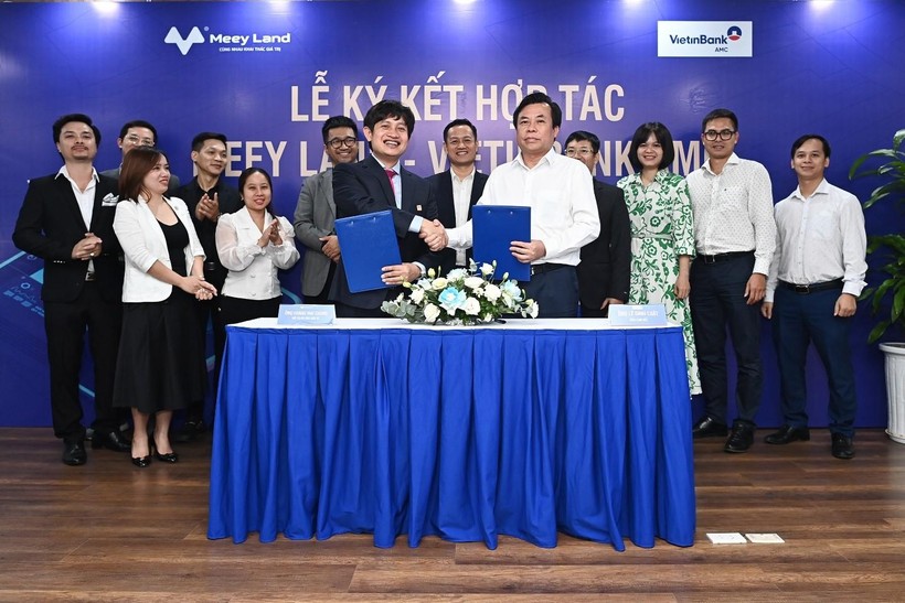 Đại diện Meey Land và VietinBank AMC ký kết hợp đồng hợp tác cung cấp Dịch vụ tra cứu thông tin quy hoạch và xác định vị trí tài sản.