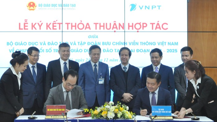 Thứ trưởng Bộ Giáo dục và Đào tạo Hoàng Minh Sơn và Tổng Giám đốc VNPT Huỳnh Quang Liêm ký kết thỏa thuận hợp tác