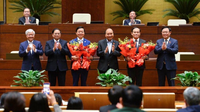 Các lãnh đạo Đảng, Nhà nước tặng hoa chúc mừng 2 tân Phó Thủ tướng Chính phủ - ông Trần Hồng Hà và ông Trần Lưu Quang.