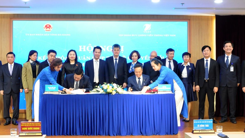 Lãnh đạo tỉnh Hà Giang chứng kiến ký kết chương trình hợp tác giữa Tập đoàn VNPT và UBND tỉnh Hà Giang.
