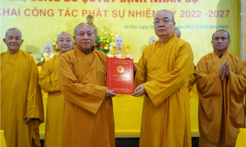 Hòa thượng Thích Gia Quang (người đứng bên trái) được giao làm Trưởng ban Thông tin - Truyền thông TW Giáo hội Phật giáo VN nhiệm kỳ 2022- 2027. Ảnh: phatgiao.org.vn.