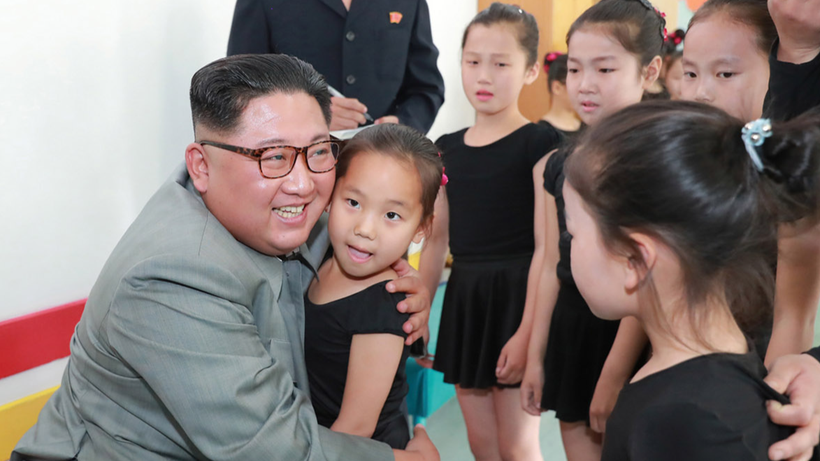 Ông Kim Jong-un trong lần đến thăm Cung Học sinh Thiếu nhi Paeumui Chollikil.