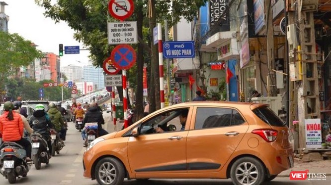 Sẽ không còn biển cấm taxi và xe hợp đồng đoạn Vũ Ngọc Phan - Láng Hạ.