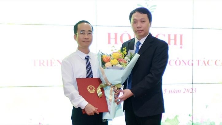 Thứ trưởng Nguyễn Huy Dũng đã trao quyết định tiếp nhận, phân công công chức biệt phái đối với ông Nguyễn Duy Khiêm