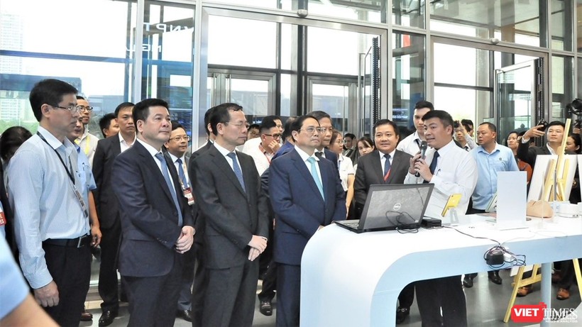 Thủ tướng Chính phủ Phạm Minh Chính và lãnh đạo các bộ, ngành tới tham quan khu vực trình diễn các giải pháp số của VNPT tại Industry 4.0 Summit 2023.