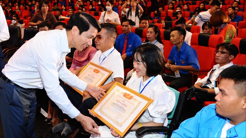 Ông Nguyễn Ngọc Lương - Chủ tịch Hội Liên hiệp Thanh niên Việt Nam - trao thưởng các thanh niên khuyết tật tiêu biểu tại chương trình "Tỏa sáng nghị lực Việt" năm 2022.