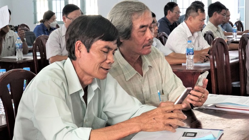 Ông Nguyễn Hồng Lạc (bên trái ảnh) cùng cán bộ đơn vị đã quen thao tác trên các ứng dụng di động và mini app Tây Ninh Smart.
