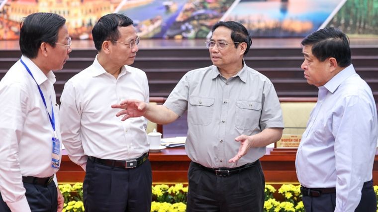 Thủ tướng Phạm Minh Chính và Bộ trưởng Nguyễn Mạnh Hùng cùng các thành viên Chính phủ trao đổi tại Hội nghị lần thứ nhất của Hội đồng điều phối vùng Đông Nam Bộ.